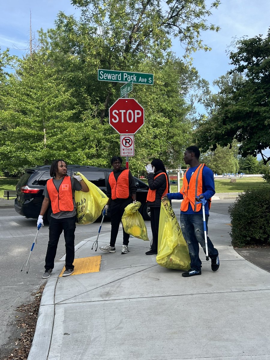 FN_Jana's tweet photo. Part one of the Beautification team at Mapes Creek, alongside Lake Washington! RBAC is here from 4:30-7:30pm, come stop by. @rainierbeach #rbac #rainierbeachhighschool #lakewashington https://t.co/gjD9NifuMP