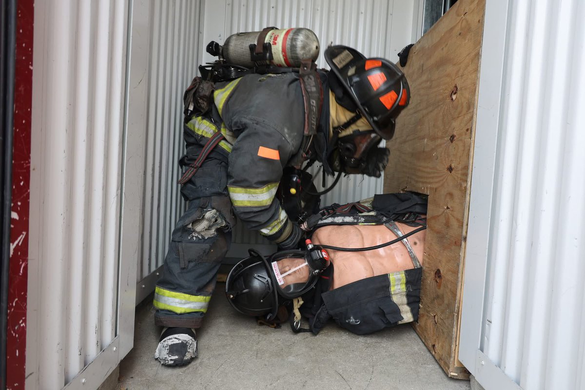 IFD_NEWS's tweet photo. #IFDRecruitClass90 RIT MayDay Drills #IFDTrainingAcademy https://t.co/VaBgpbcQ2Z