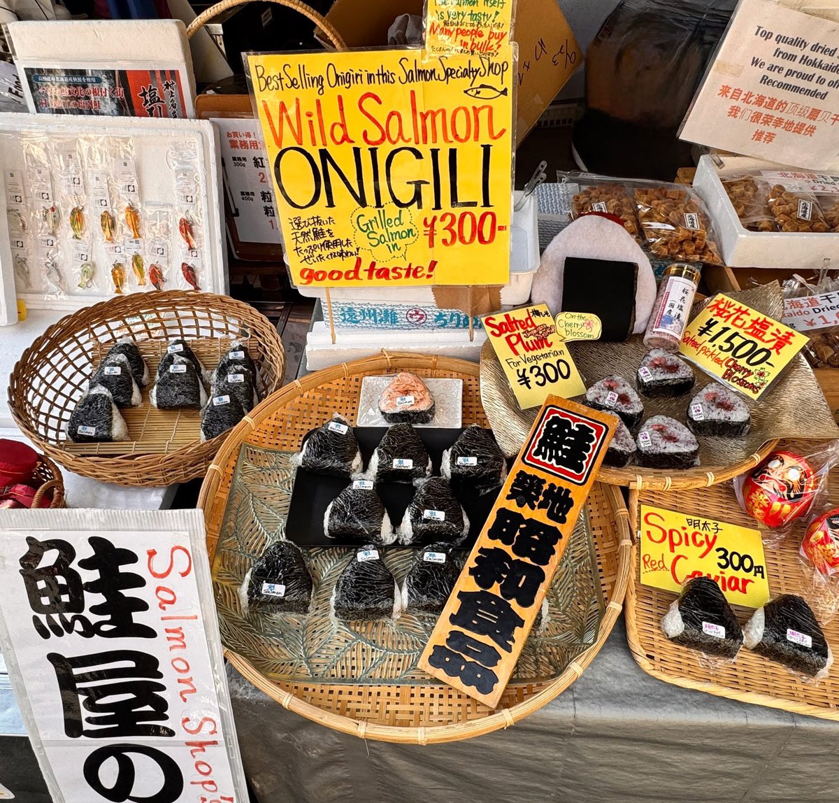 tsukijiyumi's tweet image. 昭和食品のしゃけこです！

今日は朝から気温が上がってきましたね！
水分と塩分の補給を忘れずに！

本日のおにぎりです！
・鮭おにぎり
・めんたいこおにぎり
・桜梅おにぎり
の３種ご用意しております！

是非、ご利用ください！

#築地　#おにぎり #Tsukiji　#onigiri #tsukiji_showashokuhin