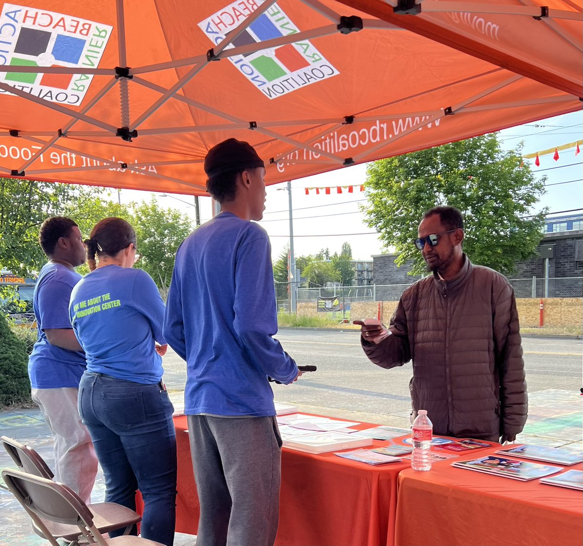 FN_Jana's tweet photo. Abdiaziz and Carmen are working hard at the information table! Here they are serving the community by providing resources to community members. @rainierbeach #rbac #rainierbeachhighschool #lakewashington https://t.co/fVt23f7gDN