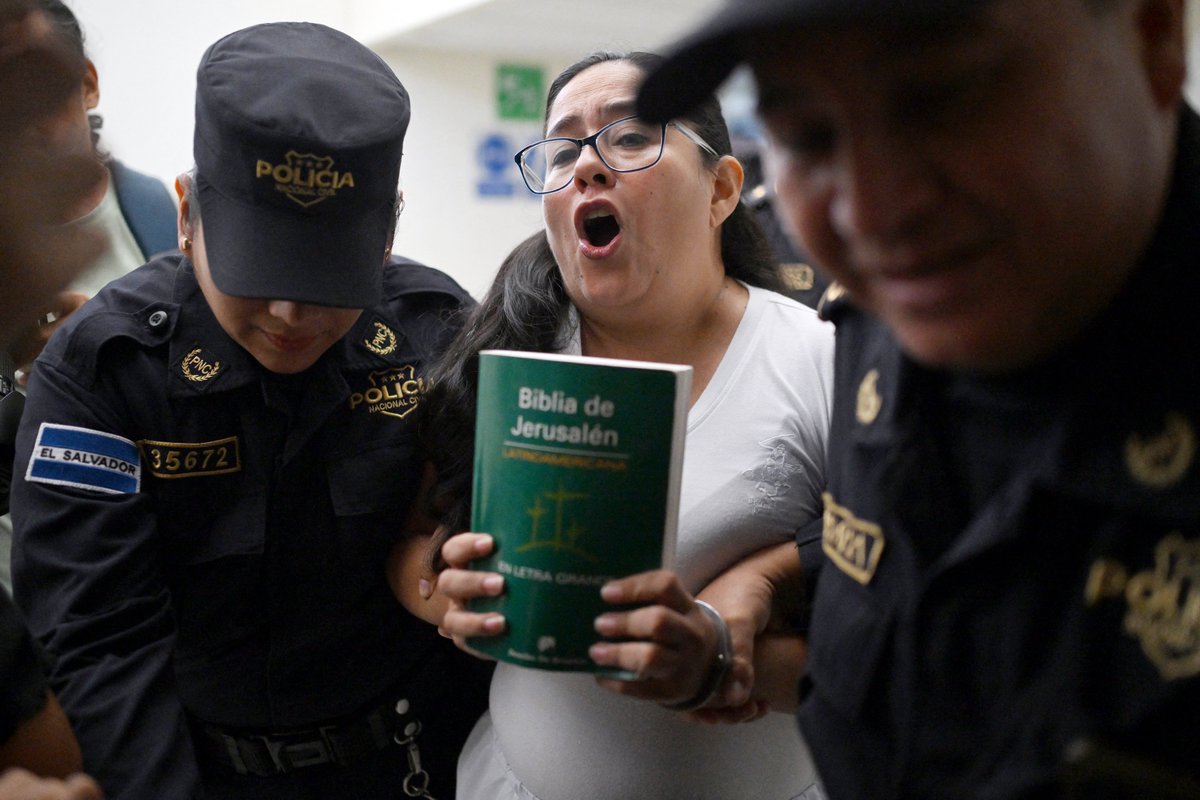 El Faro English (@elfaroenglish) on Twitter photo Today, in a case declared secret, a court ordered the provisional imprisonment of <a href="/Ruth_Lopez1977/">Ruth Eleonora López #DerechoElectoral</a>, anti-corruption director of human rights organization <a href="/Cristosal/">Cristosal</a>. “They won't silence me. I want a public trial!” declared López. “I am innocent! I am a political prisoner.” Today, in a case declared secret, a court ordered the provisional imprisonment of <a href="/Ruth_Lopez1977/">Ruth Eleonora López #DerechoElectoral</a>, anti-corruption director of human rights organization <a href="/Cristosal/">Cristosal</a>. “They won't silence me. I want a public trial!” declared López. “I am innocent! I am a political prisoner.”