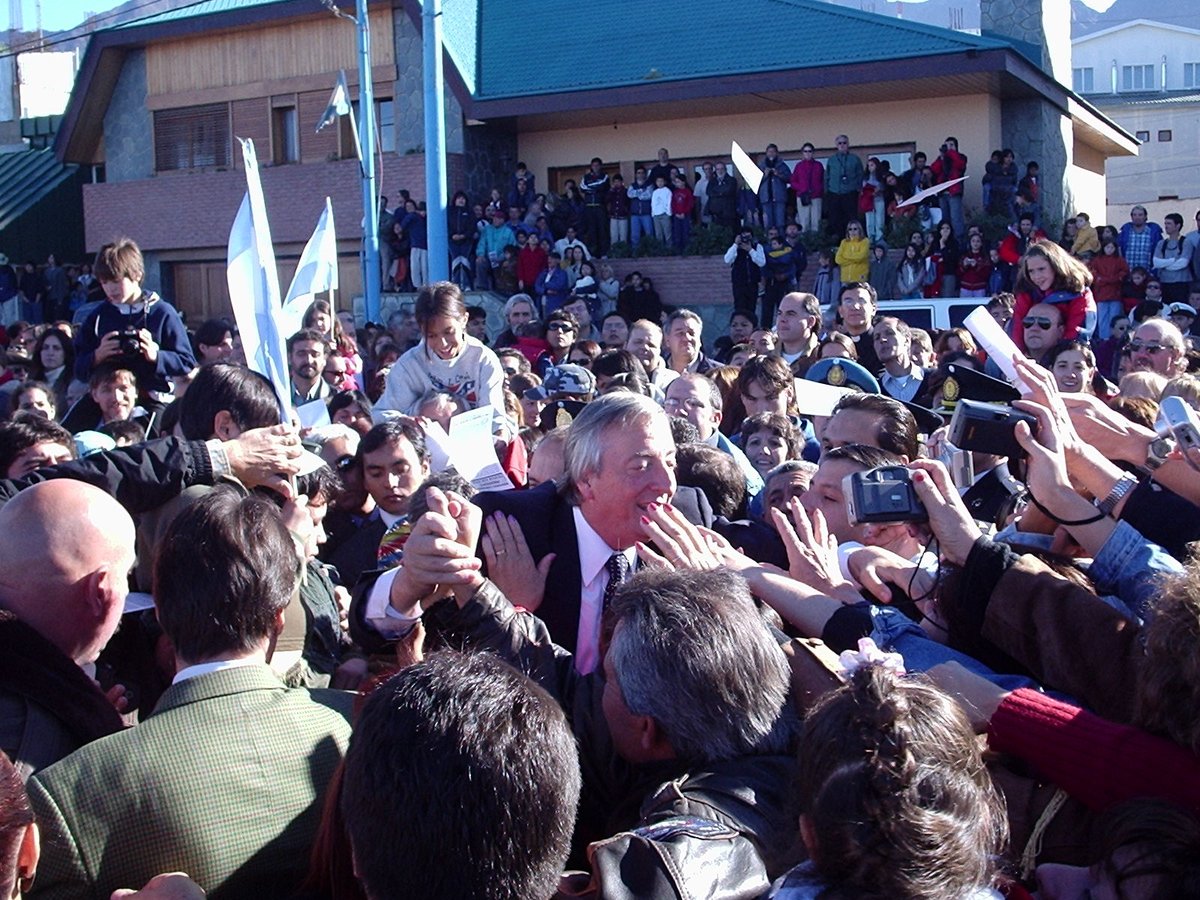 AbelSHimself's tweet image. Encontré esta foto que le saqué a Nestor en Ushuaia en el acto de Malvinas del 2004. El tipo caminaba entre la gente como si nada. Era todo felicidad... que nos ibamos a imaginar que 20 años más tarde nos gobernaria esto que tenemos ahora...