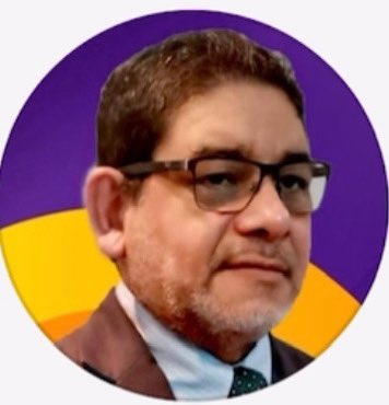 Hoy te vas de este mundo terrenal, colega y amigo Ciro Ortega.
Compañero entrañable de Telenoticias RPC, un verdadero maestro para mí en mis inicios en el periodismo. Cuando llegué en 1990 a RPC Televisión, tú ya eras un veterano en la redacción, con los zapatos llenos de polvo