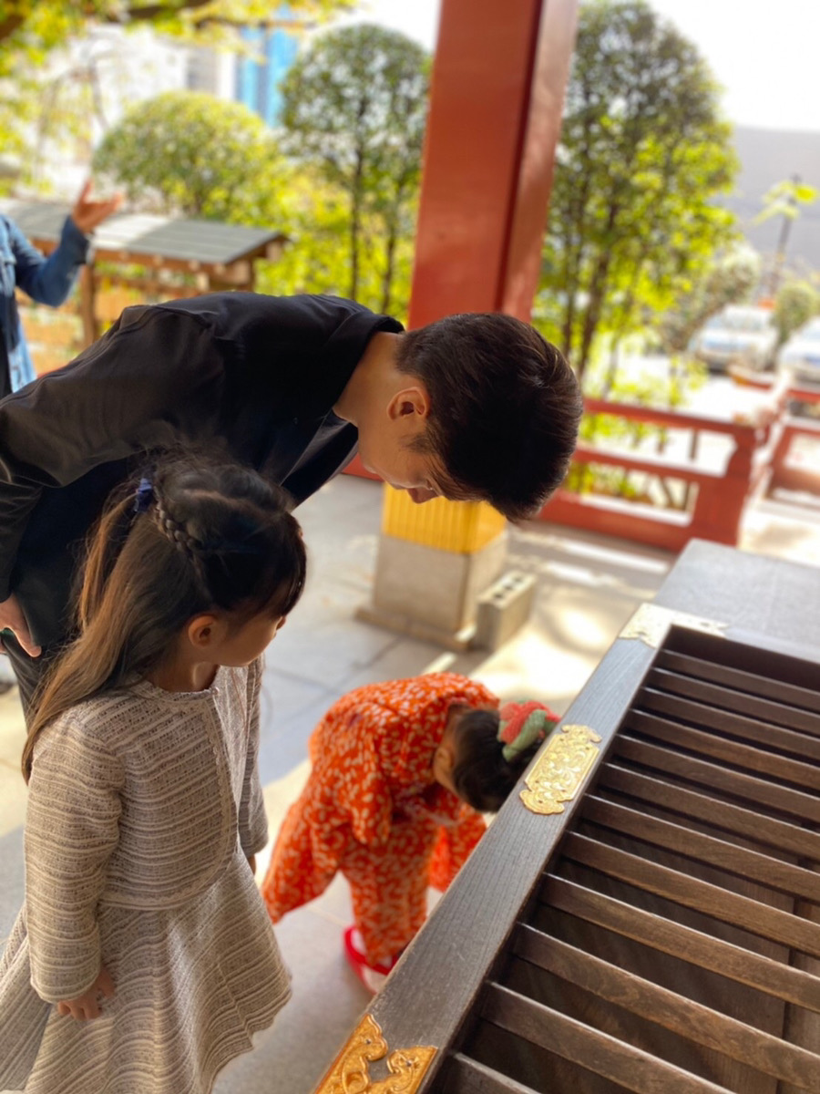 shuna_labo's tweet photo. 【自己紹介】
名前：シュナ｜蓮本俊介
年齢：43歳
身長：177cm
出身：宮崎県生まれ 北海道 奈良県育ち
職業：法人8期目 会社経営
家族：妻、6,9歳の娘二人
経歴：高校中退→芸能界→ブログ副業→法人設立
趣味：バレーボール

【Xで発信する理由】
僕がXで伝えていきたいのは、今���んなに厳しい状況にいる方でも「ついハナウタが溢れる日常」に必ず戻れるということです。
そして、そのサポートをさせていただいたり、一緒に進化学習する事ができるのなら、そんなに嬉しいことはありません。

僕は高校生の時、学校にほとんど行かずに曲を書いて、音楽スタジオに入ってはドラムを叩いていました。

その時の気持ちは「マイナス地点にいて苦しんでいる人をプラマイゼロ地点まで引き上げる曲を書きたい！」、その一心でした。

スタートラインに立ってる人間をさらに上に引っ張り上げる曲はたくさんあるし、自分の役目はそこではないと感じていました。

ちなみに当時は玉置浩二さんと尾崎豊さんばかり聞いていました。

そして、23歳の時にNHKのドラマ主��歌でメジャーデビューをし、夢はある意味叶ったのですが、現実として徐々にCDが売れなくなり、印税は減り続ける一方でした。

30代に入り結婚もしましたが、収入の面から「このままでは家族を守れない…」という不安から夜も眠れなくなり、妻の妊娠をきっかけに背水の陣でビジネスの世界に飛び込みました。

最初はとにかく“初期費用がかからないもの”ということで『ブログ』を実践しました。

そこから1年、毎日毎日当時のメンターさんの教え通りに行動し続けた結果、なんとか一般サラリーマンくらいまでブログ収益が伸び、またそのブログを売却し、まとまったお金を再度自己投資に回すを繰り返し、2年経った頃には「ついハナウタが溢れる日常」に戻る事ができました。

そこからまた7年ほど経ち、今現在会社は8期目で、当時の僕のように厳しい状況にいる方を今までに200名以上サポートさせていただきました。

そこで学んだことは【ノウハウや情報を提供するだけでは多くの人は目的を達成出来ない】ということです。

心身の状態、メンタルブロック、マインドセットが目的達成確率に強く影響しますし、他にもそもそも現状抱えてるタスクの量が多すぎて、ビジネスや副業を実行不可能な方もいらっしゃいます。

そういった色んな観点から一人一人に合ったサポートをしないと、どんなに良いノウハウも情報も意味がないわけですね。

その辺りをしっかりサポートできるようになってからは、年間コミュニティメンバーの継続率も80%を切ることはなくなり、みなさん充足感に満ちて活動され続けています。

そのためには『継続』のコツや『長期目線・長期思考』『自己責任マインド』の体得が必要な��で、その辺りについて僕自身が体験から学んだ“気付き”のみを発信��ていきます！

【アカウントの発信内容やフォローするメリット】
◯アカウントの発信内容
・ブログ副業情報
・作業継続と習慣化のコツ
・長期思考と自己責任マインドの体得方法
・目的達成論
・タイムマネジメント

◯フォローするメリット
・『健康/時間/人/お金』の4つの資産が手に入る
・正しい未来に向かっている実感が持てる
・厳しい状況のメンタルの保ち方が分かる
・日常に充足感が出て不安と焦りが消える

【最後に】
今どんなに厳しい状況にいる方でも、心から安心できる「ついハナウタが溢れる日常」は必ず手に入りますので、一緒に目的地まで一歩ずつ歩いていきましょう！

少しでも共感していただけた方は、いいね、フォローなど頂けたら嬉しいです🙌