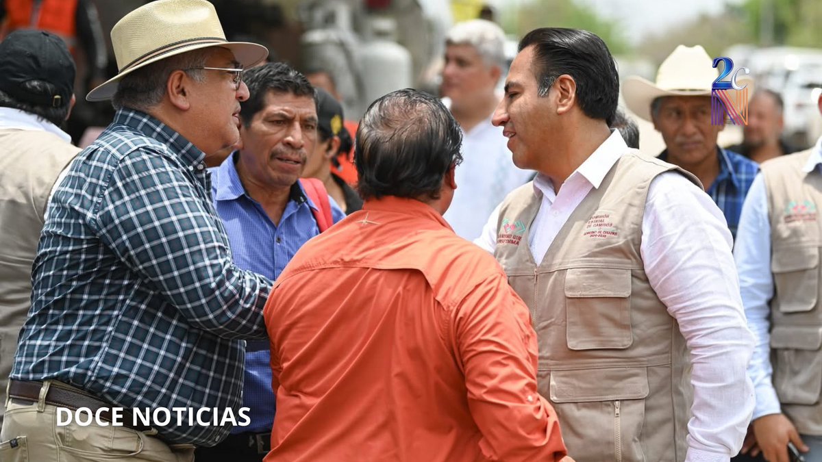 2CNews_'s tweet photo. Eduardo Ramírez impulsa rehabilitación de caminos en la zona Metropolitana

Tuxtla Gutiérrez, Chiapas.
El gobernador Eduardo Ramírez Aguilar dio el banderazo de inicio al programa de Bacheo Estatal, que rehabilitará más de 145 kilómetros de caminos urbanos y rurales en municipios de la zona Metropolitana.

Durante el evento, Ramírez anunció también el arranque de la construcción del Cablebús en Tuxtla Gutiérrez este mismo año, como parte de su compromiso con la movilidad sustentable.

El mandatario llamó a la ciudadanía a prevenir inundaciones en temporada de lluvias manteniendo limpios sus hogares y retirando escombros.
Rafael Ruíz Morales, director de la Comisión Estatal de Caminos, destacó la coordinación con autoridades municipales y el suministro asegurado de hidrocarburos.

Ángel Torres Culebro, alcalde de Tuxtla, y representantes de comunidades beneficiadas, como Eneas Pérez Cervantes, reconocieron el impacto positivo de estas obras.
También asistieron el rector de la UNACH, Oswaldo Chacón Rojas, y Jovani Salazar Ruiz, director de la Agencia Digital del estado.

#Chiapas #Noticia #Nacional #Gobierno #Infraestructura #EduardoRamírez #TuxtlaGutiérrez #ZonaMetropolitana