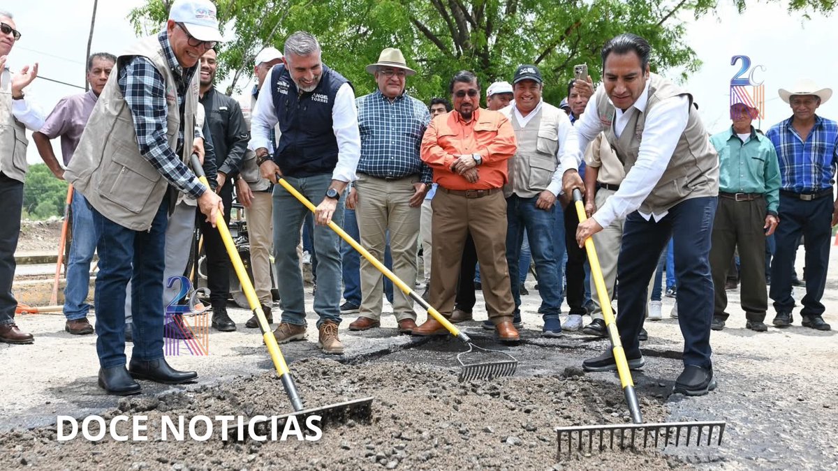 2CNews_'s tweet photo. Eduardo Ramírez impulsa rehabilitación de caminos en la zona Metropolitana

Tuxtla Gutiérrez, Chiapas.
El gobernador Eduardo Ramírez Aguilar dio el banderazo de inicio al programa de Bacheo Estatal, que rehabilitará más de 145 kilómetros de caminos urbanos y rurales en municipios de la zona Metropolitana.

Durante el evento, Ramírez anunció también el arranque de la construcción del Cablebús en Tuxtla Gutiérrez este mismo año, como parte de su compromiso con la movilidad sustentable.

El mandatario llamó a la ciudadanía a prevenir inundaciones en temporada de lluvias manteniendo limpios sus hogares y retirando escombros.
Rafael Ruíz Morales, director de la Comisión Estatal de Caminos, destacó la coordinación con autoridades municipales y el suministro asegurado de hidrocarburos.

Ángel Torres Culebro, alcalde de Tuxtla, y representantes de comunidades beneficiadas, como Eneas Pérez Cervantes, reconocieron el impacto positivo de estas obras.
También asistieron el rector de la UNACH, Oswaldo Chacón Rojas, y Jovani Salazar Ruiz, director de la Agencia Digital del estado.

#Chiapas #Noticia #Nacional #Gobierno #Infraestructura #EduardoRamírez #TuxtlaGutiérrez #ZonaMetropolitana