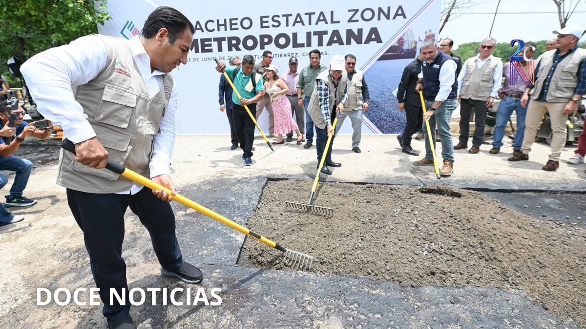 2CNews_'s tweet photo. Eduardo Ramírez impulsa rehabilitación de caminos en la zona Metropolitana

Tuxtla Gutiérrez, Chiapas.
El gobernador Eduardo Ramírez Aguilar dio el banderazo de inicio al programa de Bacheo Estatal, que rehabilitará más de 145 kilómetros de caminos urbanos y rurales en municipios de la zona Metropolitana.

Durante el evento, Ramírez anunció también el arranque de la construcción del Cablebús en Tuxtla Gutiérrez este mismo año, como parte de su compromiso con la movilidad sustentable.

El mandatario llamó a la ciudadanía a prevenir inundaciones en temporada de lluvias manteniendo limpios sus hogares y retirando escombros.
Rafael Ruíz Morales, director de la Comisión Estatal de Caminos, destacó la coordinación con autoridades municipales y el suministro asegurado de hidrocarburos.

Ángel Torres Culebro, alcalde de Tuxtla, y representantes de comunidades beneficiadas, como Eneas Pérez Cervantes, reconocieron el impacto positivo de estas obras.
También asistieron el rector de la UNACH, Oswaldo Chacón Rojas, y Jovani Salazar Ruiz, director de la Agencia Digital del estado.

#Chiapas #Noticia #Nacional #Gobierno #Infraestructura #EduardoRamírez #TuxtlaGutiérrez #ZonaMetropolitana
