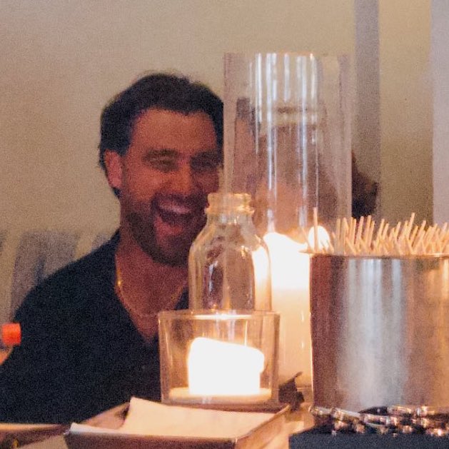 FOFOS DEMAIS! Taylor Swift e Travis Kelce juntinhos hoje em um jantar. ❤️🥹