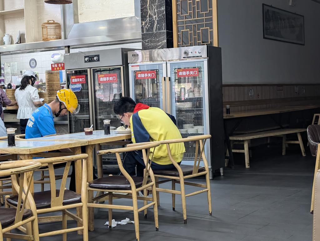 餐廳一角，早起揾食的老父，早起上學的孩子。