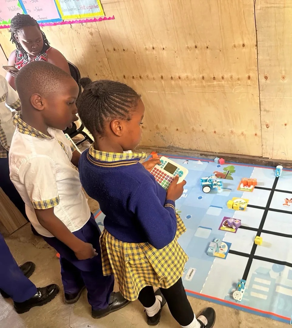 WhalesBot's tweet image. 🌍 Robotics in Kenya? Absolutely! 🇰🇪
Thanks to our partner Code With Kids in Kenya, WhalesBot is helping primary students in Kenya learn robotics &amp;amp; coding — even in areas with limited resources. 🤖💡
#WhalesBot #STEMeducation #RoboticsForAll  #AIrobots
