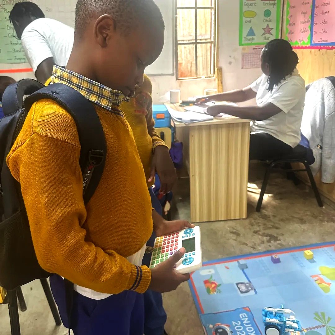 WhalesBot's tweet image. 🌍 Robotics in Kenya? Absolutely! 🇰🇪
Thanks to our partner Code With Kids in Kenya, WhalesBot is helping primary students in Kenya learn robotics &amp;amp; coding — even in areas with limited resources. 🤖💡
#WhalesBot #STEMeducation #RoboticsForAll  #AIrobots