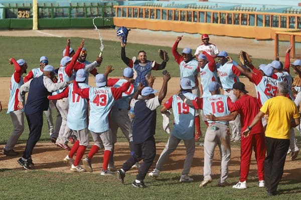 jit_digital's tweet photo. Tigres se coronó en la III Liga Élite del #BeisbolCubano
El conjunto avileño venció a Leñadores de Las Tunas en cuatro juegos sucesivos. #Cuba #Beisbol #DeporteCubano #IIILEBC
https://t.co/puy5FSVddC https://t.co/YZeL0YLjwm