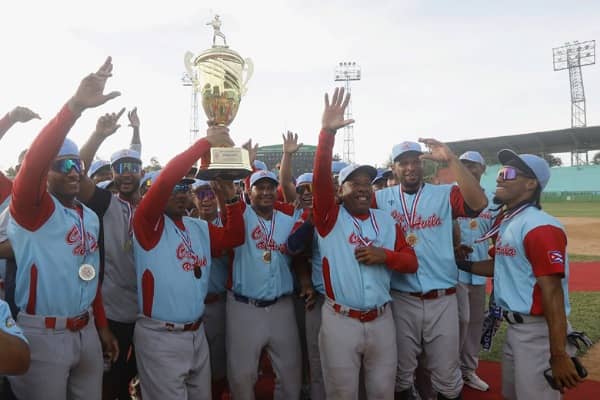 jit_digital's tweet photo. Tigres se coronó en la III Liga Élite del #BeisbolCubano
El conjunto avileño venció a Leñadores de Las Tunas en cuatro juegos sucesivos. #Cuba #Beisbol #DeporteCubano #IIILEBC
https://t.co/puy5FSVddC https://t.co/YZeL0YLjwm