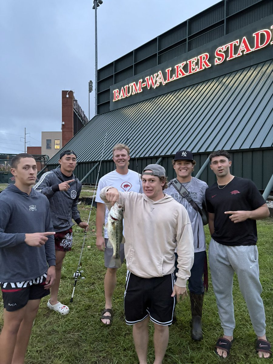 camden_kozeal's tweet photo. We have a team full of fisherman! A few of us from @RazorbackBSB team are looking to get some lines wet between games and workouts. Does anyone have any friends, family, or relatives with bass ponds in NWA? 

DM me if you’re down to let us cast a few! 👀🐗🎣 https://t.co/DSXT1N9ak9