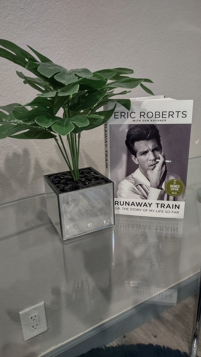 Finally got my hands on the Runaway Train book by <a href="/EricRoberts/">Eric Roberts</a>, I'm so happy!! I can't wait to read it. 🥹💝💘💖