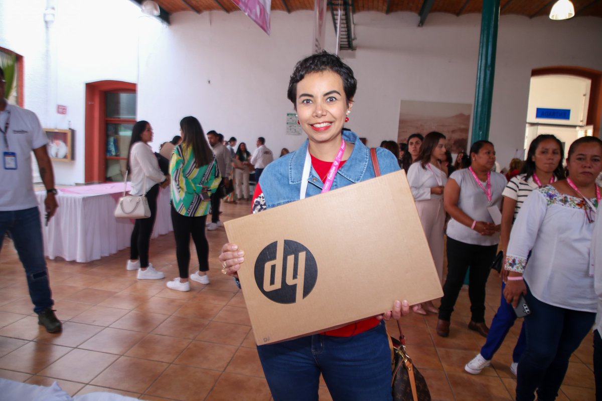 DIFGobPue's tweet photo. En el SEDIF entregamos equipos de cómputo para fortalecer el trabajo en las comunidades.

Con acciones que transforman, 💻✨

#PorAmorAPuebla💖 #PensandoEnGrande🚀 https://t.co/2TCs0a5BUV