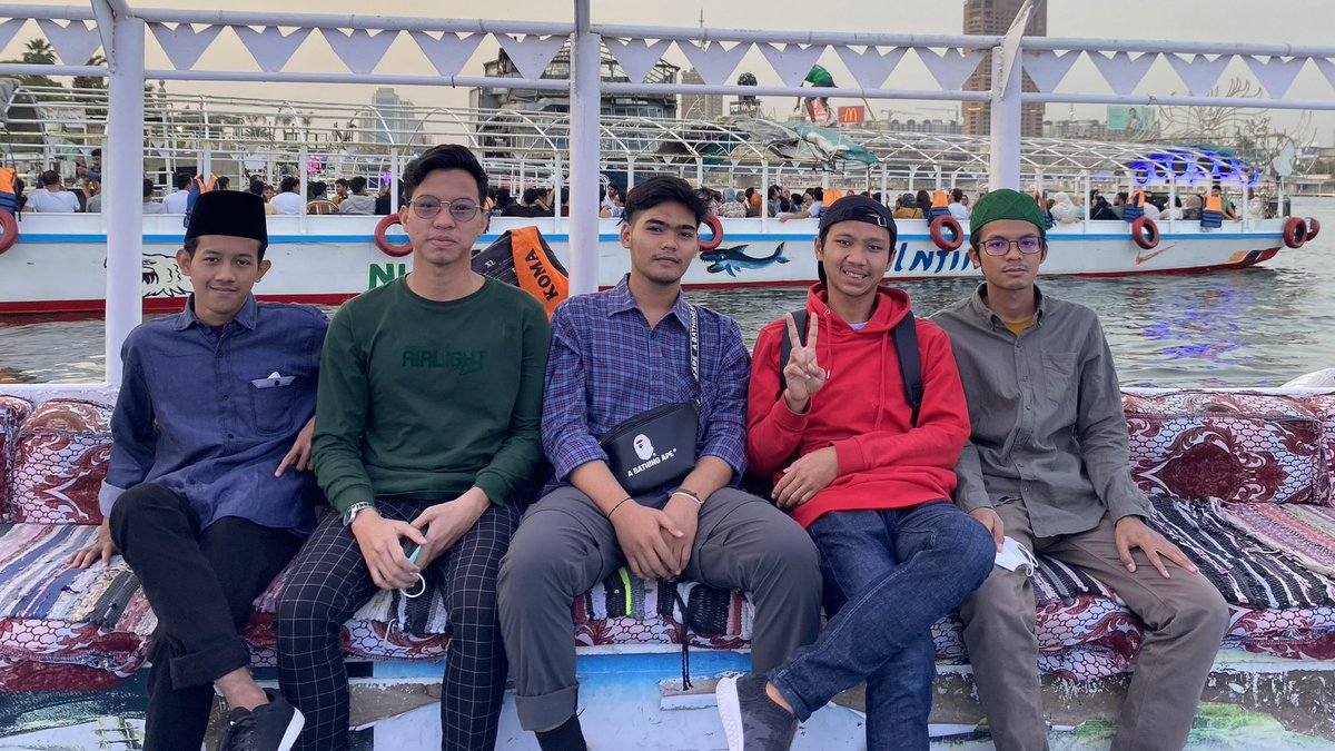abungnawawi's tweet photo. Lagi bersih2 memori hp nemu foto ini. Pertama kali ke sungai nil bareng temen rumah di 🇪🇬, Maba semua, alias gk punya senior samsek dan blm bisa amiyah (walau skrg ttp gk bisa jg) hehe.

Dari kiri: @Goesdjigang99 @umar @ausovinnn @alanpasya11 @aku 😁

📷 Sungai Nil, 7 Mei 2022. https://t.co/gyFDJqtJpm