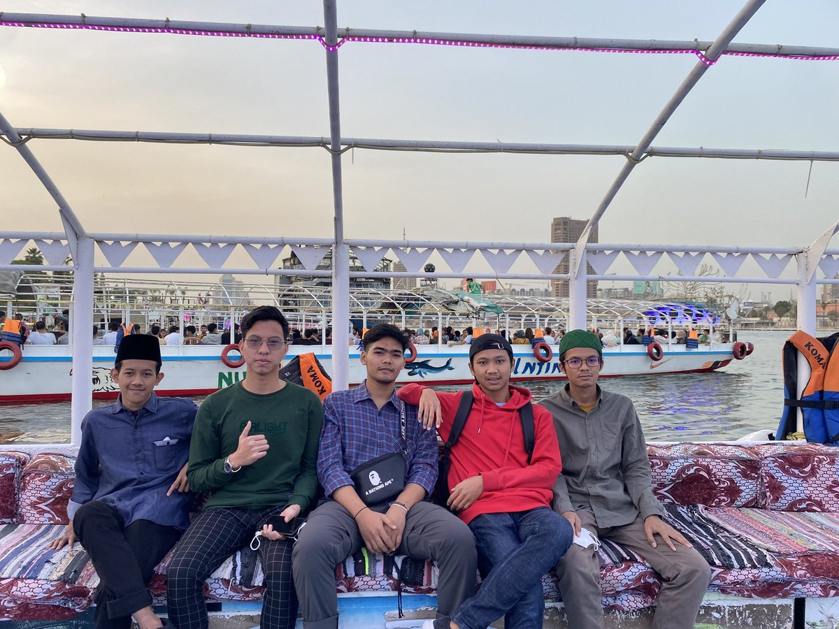 abungnawawi's tweet photo. Lagi bersih2 memori hp nemu foto ini. Pertama kali ke sungai nil bareng temen rumah di 🇪🇬, Maba semua, alias gk punya senior samsek dan blm bisa amiyah (walau skrg ttp gk bisa jg) hehe.

Dari kiri: @Goesdjigang99 @umar @ausovinnn @alanpasya11 @aku 😁

📷 Sungai Nil, 7 Mei 2022. https://t.co/gyFDJqtJpm