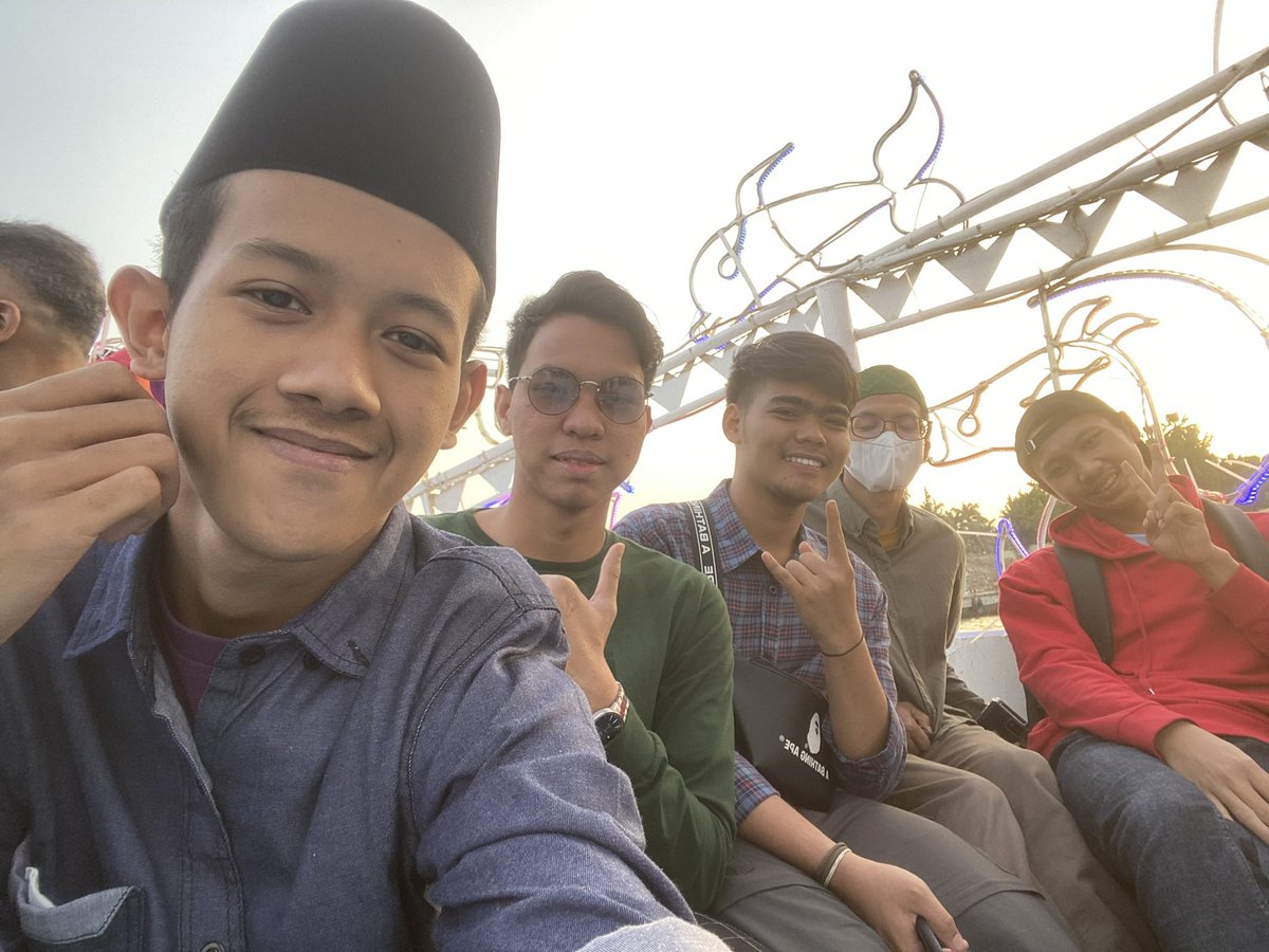 abungnawawi's tweet photo. Lagi bersih2 memori hp nemu foto ini. Pertama kali ke sungai nil bareng temen rumah di 🇪🇬, Maba semua, alias gk punya senior samsek dan blm bisa amiyah (walau skrg ttp gk bisa jg) hehe.

Dari kiri: @Goesdjigang99 @umar @ausovinnn @alanpasya11 @aku 😁

📷 Sungai Nil, 7 Mei 2022. https://t.co/gyFDJqtJpm