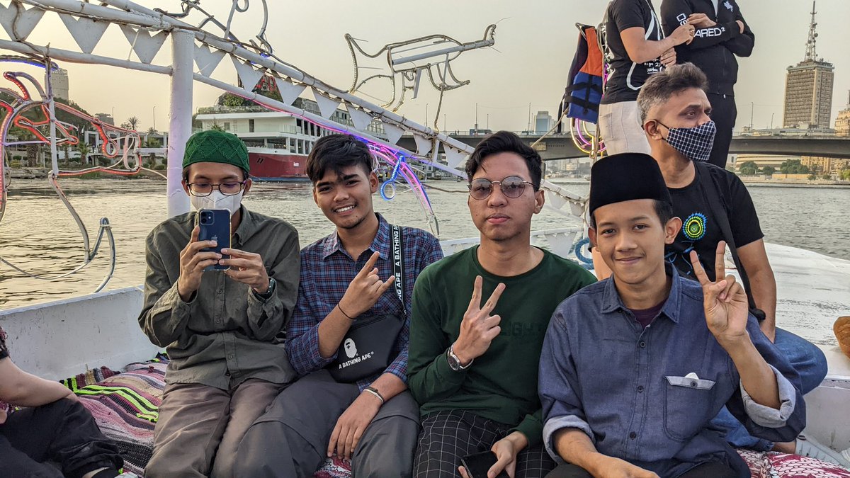 abungnawawi's tweet photo. Lagi bersih2 memori hp nemu foto ini. Pertama kali ke sungai nil bareng temen rumah di 🇪🇬, Maba semua, alias gk punya senior samsek dan blm bisa amiyah (walau skrg ttp gk bisa jg) hehe.

Dari kiri: @Goesdjigang99 @umar @ausovinnn @alanpasya11 @aku 😁

📷 Sungai Nil, 7 Mei 2022. https://t.co/gyFDJqtJpm