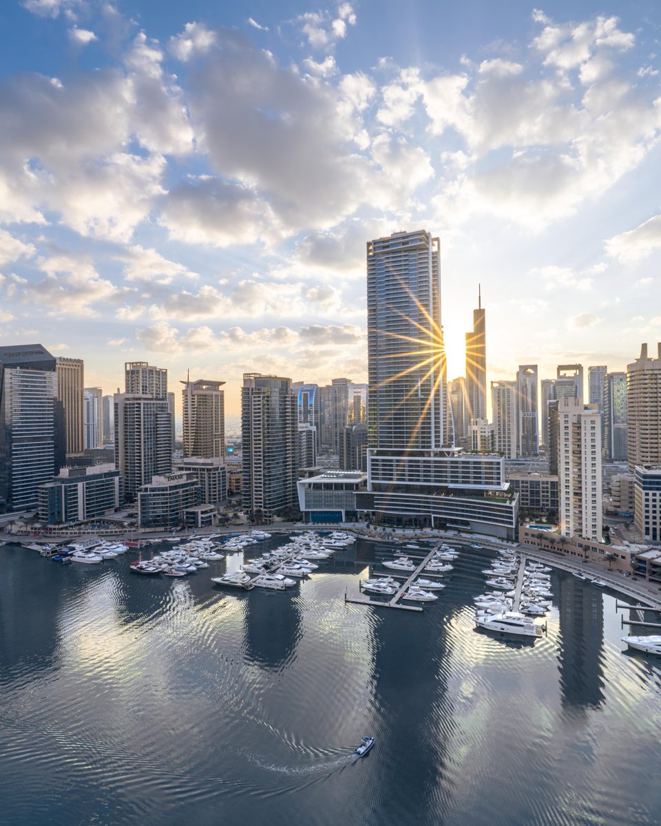 There’s truly nothing like the 𝔪𝔞𝔤𝔦𝔠𝔞𝔩 𝔤𝔩𝔬𝔴 of Dubai at sunrise! 🌤️ #VisitDubai