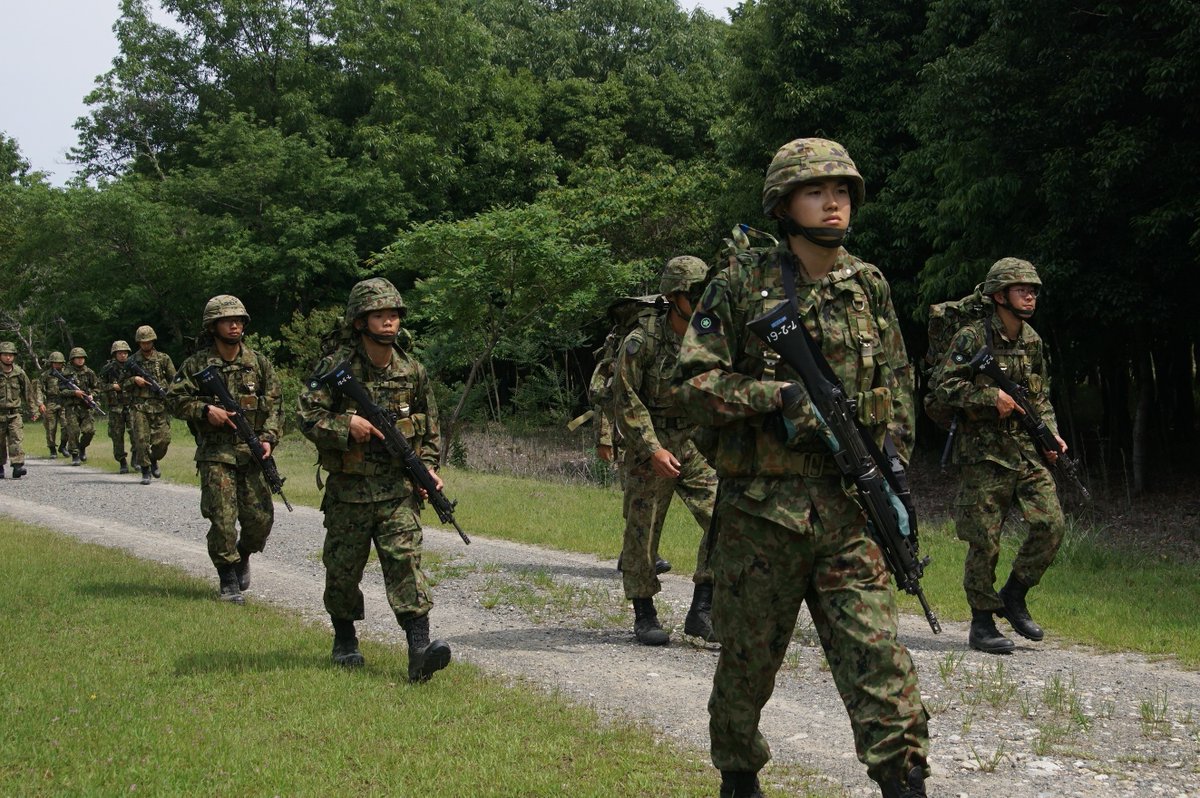 7th_Inf_Kyoto's tweet image. 【自衛官候補生⑪】
10㎞行進訓練です。
背のうに必要な携行品を入れ込み、小銃等の個人装備を着用して歩きます。
重量物を持って長距離を歩く「コツ」を学びます。
#福知山