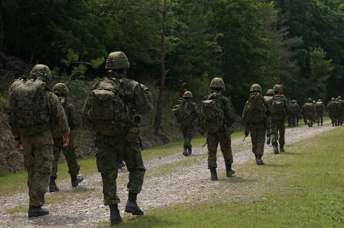 7th_Inf_Kyoto's tweet image. 【自衛官候補生⑪】
10㎞行進訓練です。
背のうに必要な携行品を入れ込み、小銃等の個人装備を着用して歩きます。
重量物を持って長距離を歩く「コツ」を学びます。
#福知山