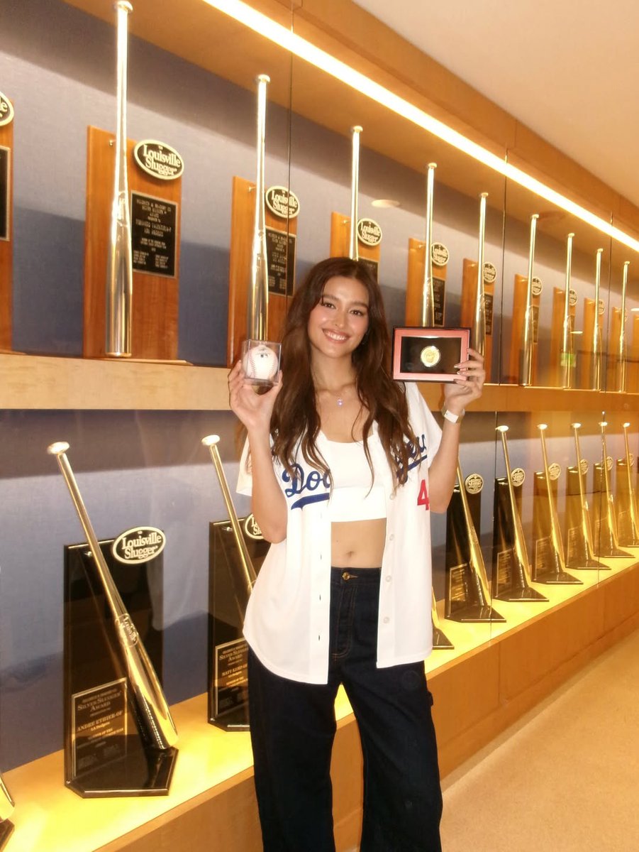 LIZA'S CEREMONIAL FIRST PITCH EXPERIENCE ⚾

Actress Liza Soberano feels honored as she throws the ceremonial first pitch at the Dodger Stadium during the Dodgers vs. Mets game for the Filipino Heritage Night.

"I was so nervous, but I think I did okay? 😅" Soberano wrote.

(📸: