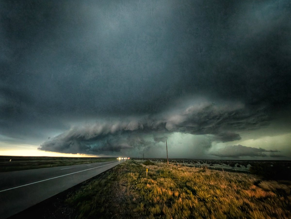 Massive #supercell over I-40 on the Texas and New Mexico state line ongoing #txwx #nmwx <a href="/NWSAmarillo/">NWS Amarillo</a>