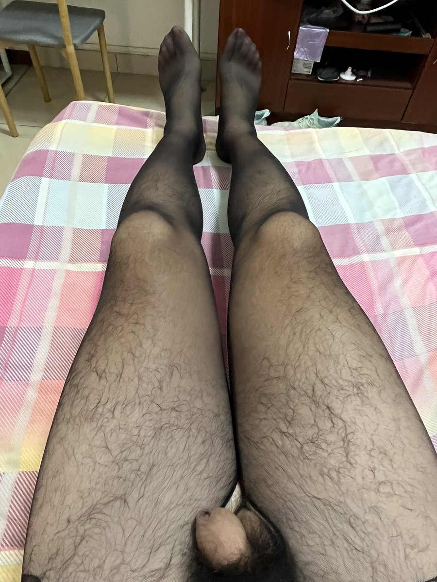 好喜欢这种开档的袜子 #黑丝 #男生丝袜穿搭