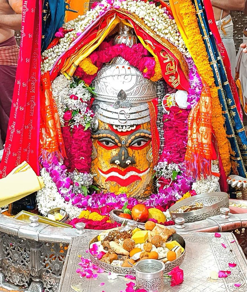 श्री महाकालेश्वर ज्योतिर्लिंग जी के आज के भस्म

आरती श्रृंगार दिव्य दर्शन 05.06.2025

#हर_हर_महादेव