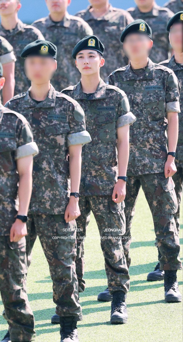 renren_10_'s tweet photo. 軍服でメイクもしてないのになんでこんなに美しいのか意味わかんないな…
#정한 #JEONGHAN #세븐틴 #SEVENTEEN #ジョンハン https://t.co/4t3ta2BjgW