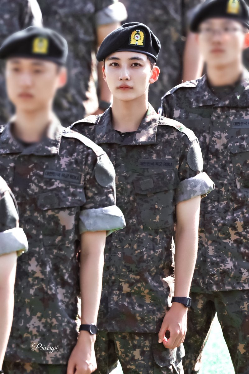 renren_10_'s tweet photo. 軍服でメイクもしてないのになんでこんなに美しいのか意味わかんないな…
#정한 #JEONGHAN #세븐틴 #SEVENTEEN #ジョンハン https://t.co/4t3ta2BjgW