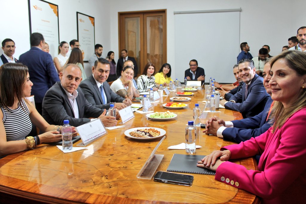 CynthiaCanteroP's tweet photo. Hoy Jalisco tiene una nueva brújula para su futuro: el Plan Estatal de Desarrollo y Gobernanza 2024–2030.

Realizamos la presentación ante el Gobernador @PabloLemusN y el @LegislativoJal, donde más de 675 mil expresiones ciudadanas dieron forma a este ejercicio de participación trascendental en nuestro estado.

Se escucharon todas las voces y todos los sectores. Nuestro Plan responde a lo que los jaliscienses eligieron, comprende: 50 Objetivos, 610 Estrategias, 198 Proyectos y 82 Indicadores.  Con enfoque en resultados, evaluación continua y rendición de cuentas.

Construido desde el diálogo y la corresponsabilidad entre sociedad y gobierno, es un Plan para transformar la vida cotidiana de las personas. 💬🤝

Es tiempo de apropiarnos de este Plan. Que se implemente, que se viva y que se defienda. Porque planear también es cuidar el futuro de nuestras niñas y niños. 👧👦🌱

Gracias a todas y todos quienes lo hicieron posible. Hoy tenemos una brújula clara para avanzar hacia un Jalisco más justo, igualitario y próspero.

En el @GobiernoJalisco, tenemos claro que no es solo un documento técnico: es el resultado de un mandato social y una apuesta por el futuro de Jalisco.