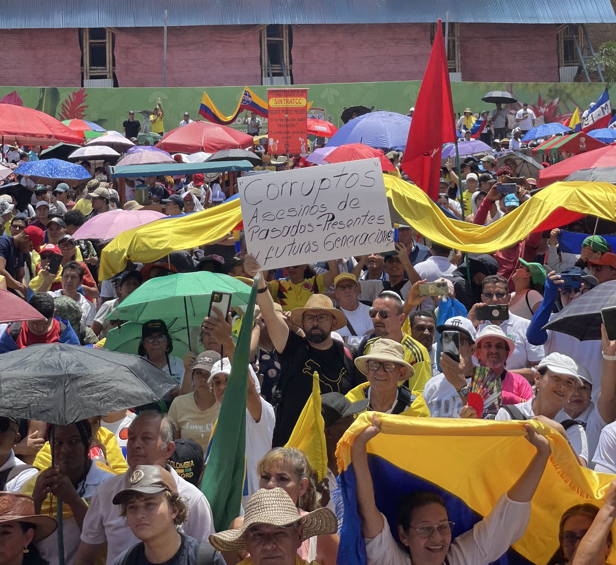 Cali recibirá con los brazos abiertos al compañero presidente el 11 de junio y demostrará como siempre, que somos la casa de la movilización popular.  Ningún congresista vendido a las élites asesinará el futuro de nuestra generación ❤️‍🔥.