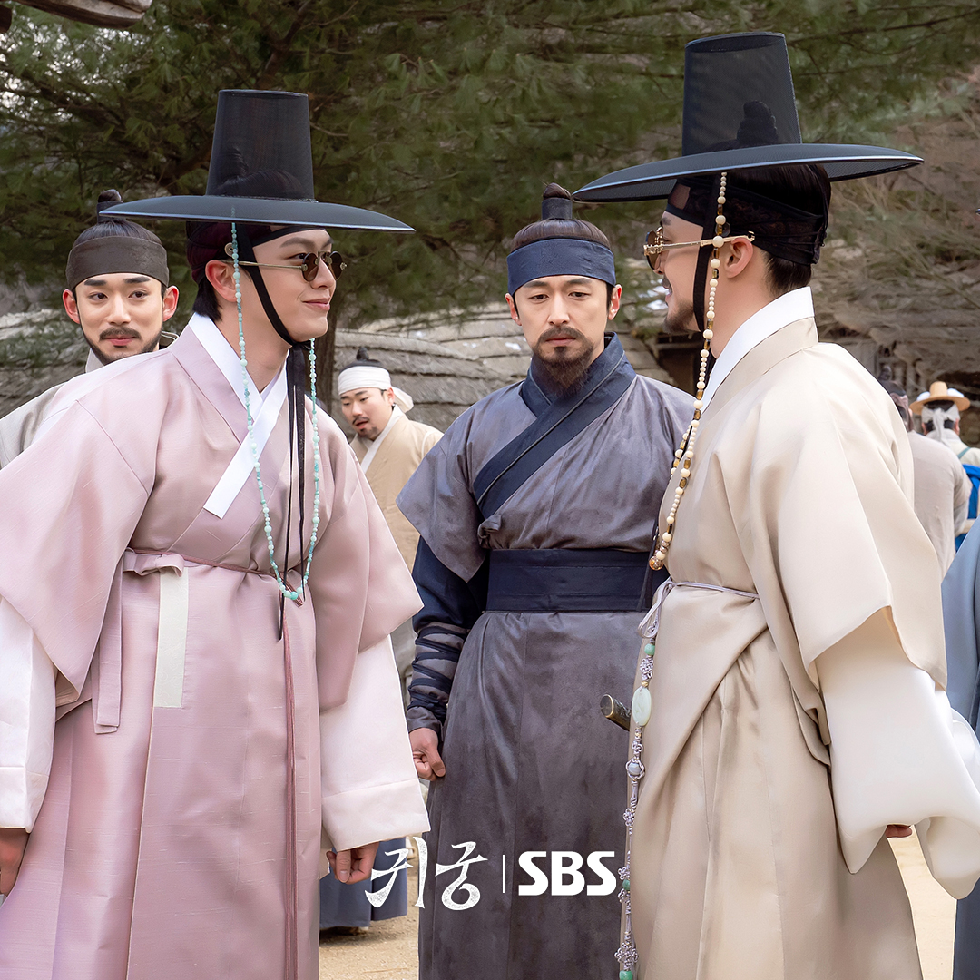 안경으로 얼굴 가려도 잘생김은 여전해요🤍
강철아 전하랑 싸우지 말고 잘 지내야 한다🐶🐲

지금까지 SBS 금토드라마 <귀궁>을
사랑해 주셔서 감사합니다🤍

#SBS금토드라마 #귀궁
#TheHauntedPalace
#귀궁스틸 #스틸
#육성재 #김지연 #김지훈
#김인권 #김동혁