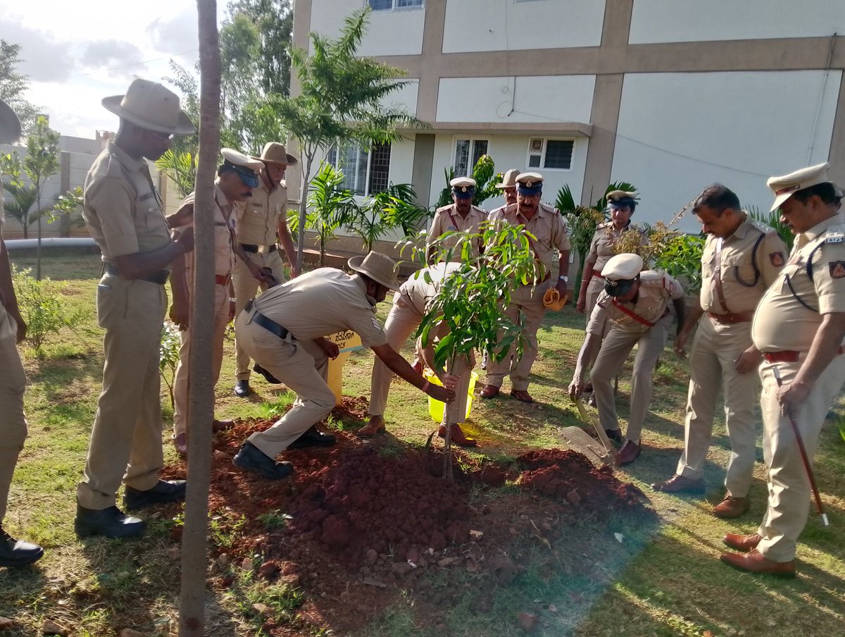 ದಿನಾಂಕ 03/06/2025 ರಂದು ಮಾನ್ಯ ಐಜಿಪಿ ಕೇಂದ್ರ ವಲಯ ಮುಖ್ಯಸ್ಥರು ಶ್ರೀ ಲಾಭೂರಾಮ್ ಸಾಹೇಬರುರವರು ದೊಡ್ಡಬೆಳವಂಗಲ ಪೊಲೀಸ್ ಠಾಣೆಯ ವಾರ್ಷಿಕ ಪರಿವೀಕ್ಷಣೆ ನಡೆಸಿ ಬೇಟಿ ಸವಿನೆನಪಿಗಾಗಿ ಮಾವಿನ ಸಸಿ ನೆಟ್ಟು ಉತ್ತಮ ರೀತಿಯ ಕೆಲಸ ಮಾಡುವಂತೆ ತಿಳುವಳಿಕೆ ನೀಡಿರುತ್ತಾರೆ.