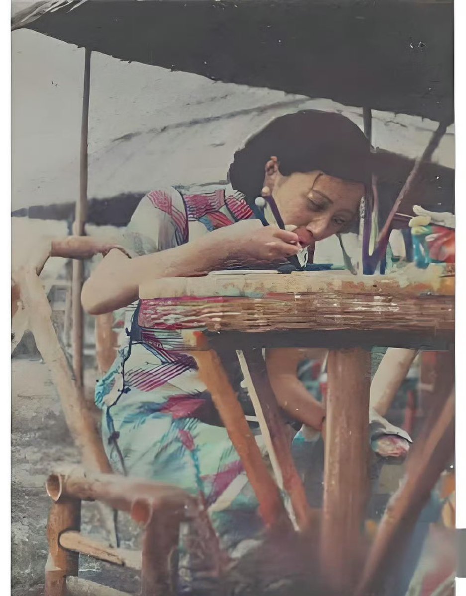 nekoQCi's tweet photo. 1935年，阮玲玉在片场吃饭 https://t.co/o4xs07e4zQ