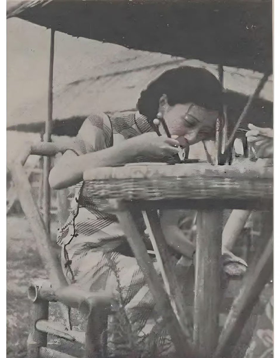 nekoQCi's tweet photo. 1935年，阮玲玉在片场吃饭 https://t.co/o4xs07e4zQ