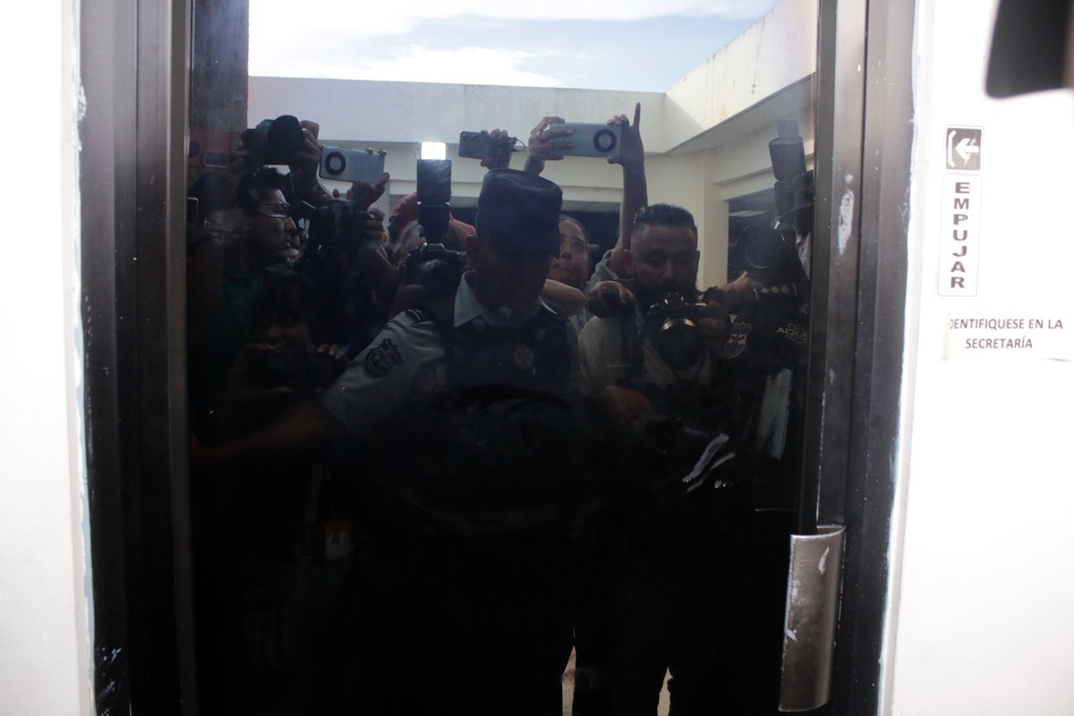 🖊️ Hoy nos conmovió la fuerza colectiva que se hizo presente en el Juzgado, en San Salvador, y en las redes.

En un contexto hostil, el respaldo fue concreto, valiente y necesario. Desde Cristosal, fuimos una parte más de ese esfuerzo colectivo que exige justicia por Ruth. 🧵