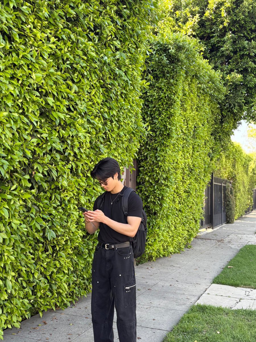 jisung sent pictures on 💭 "i'm doing well"