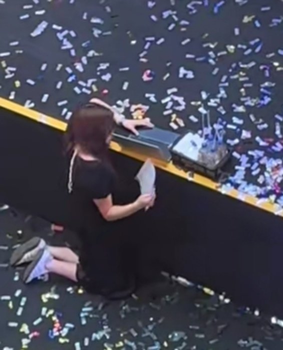 sukiedochi's tweet photo. Tengok teleprompter dia gaisss.. literally a freaking laptop jee like??? Member nk tngk pun berkerut dahi tak nmpk  ㅠㅠ i tngk balik video and i saw the staff dkt screen mcm tuu i camm lahh https://t.co/r0KklEwCLV