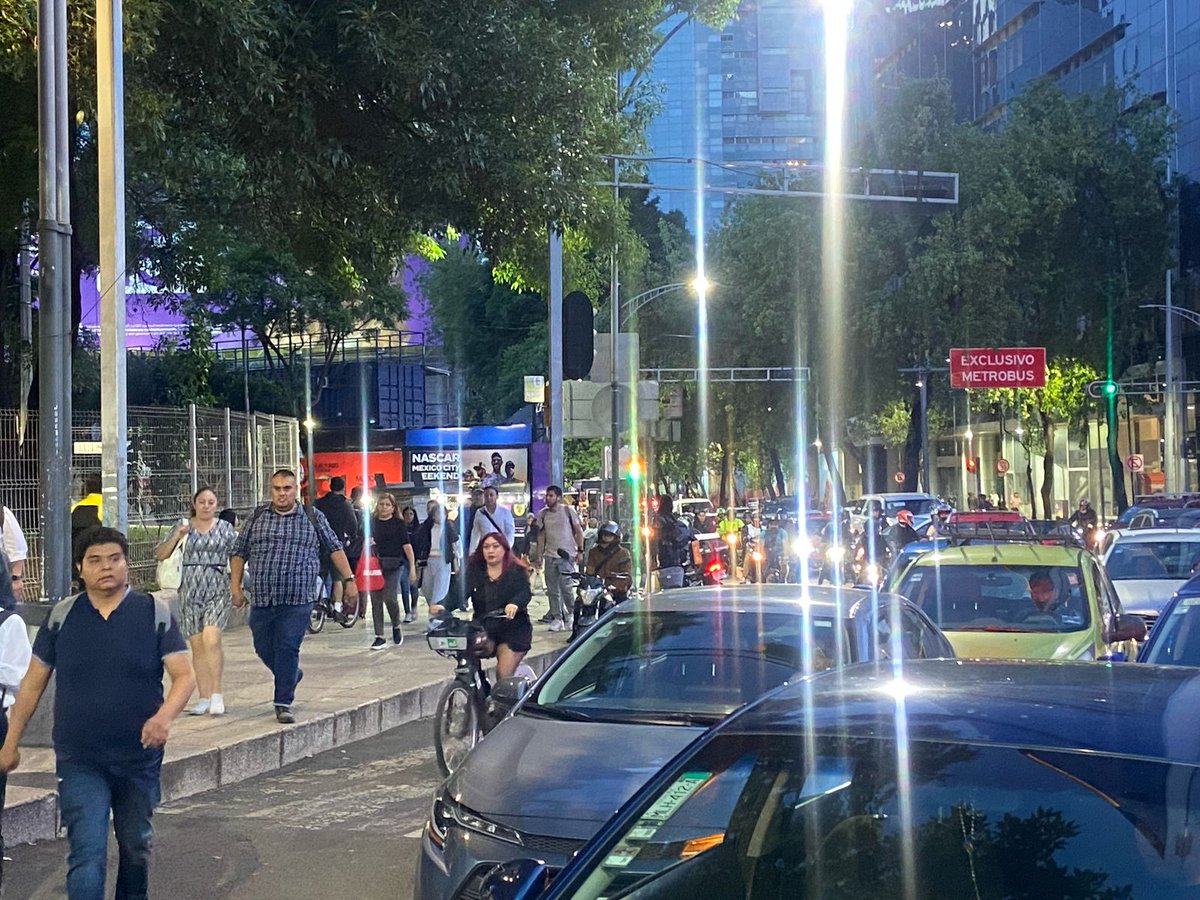 🚨 Continúa el bloqueo en el cruce entre Reforma e Insurgentes por parte de estudiantes de la Normal Rural Mactumactzá, de Tuxtla Gutiérrez, Chiapas, exigen justicia por la muerte de su compañero. La protesta cumple más de 30 horas. 

📸 #FOTOS Juan Carlos Wiliams de EL UNIVERSAL