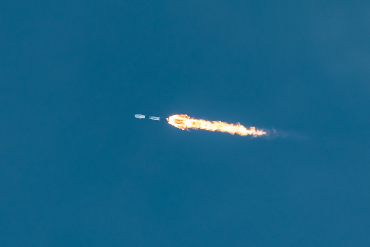 SpaceX's tweet photo. Falcon 9 delivers 27 @Starlink satellites to orbit from California https://t.co/JAqwZxQI0J
