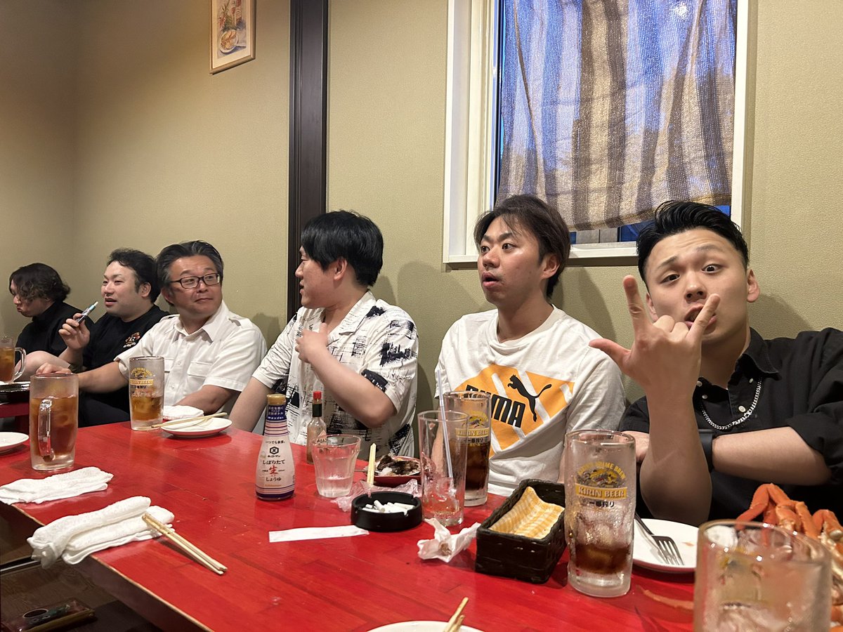 gekidanmimatu's tweet photo. おはようございます！
昨日もご来場ありがとうございました⚡️
新潟の空気もご飯も水も美味い。
幸せですね。先月頑張ったご褒美かな。。。
昨日は公演が終わってからもっちゃんも含めご飯会でした⚡️
本日は小祐司×雷矢 響演打弦ですよ
待ってます 
雷帝より https://t.co/wY2mpeTwas