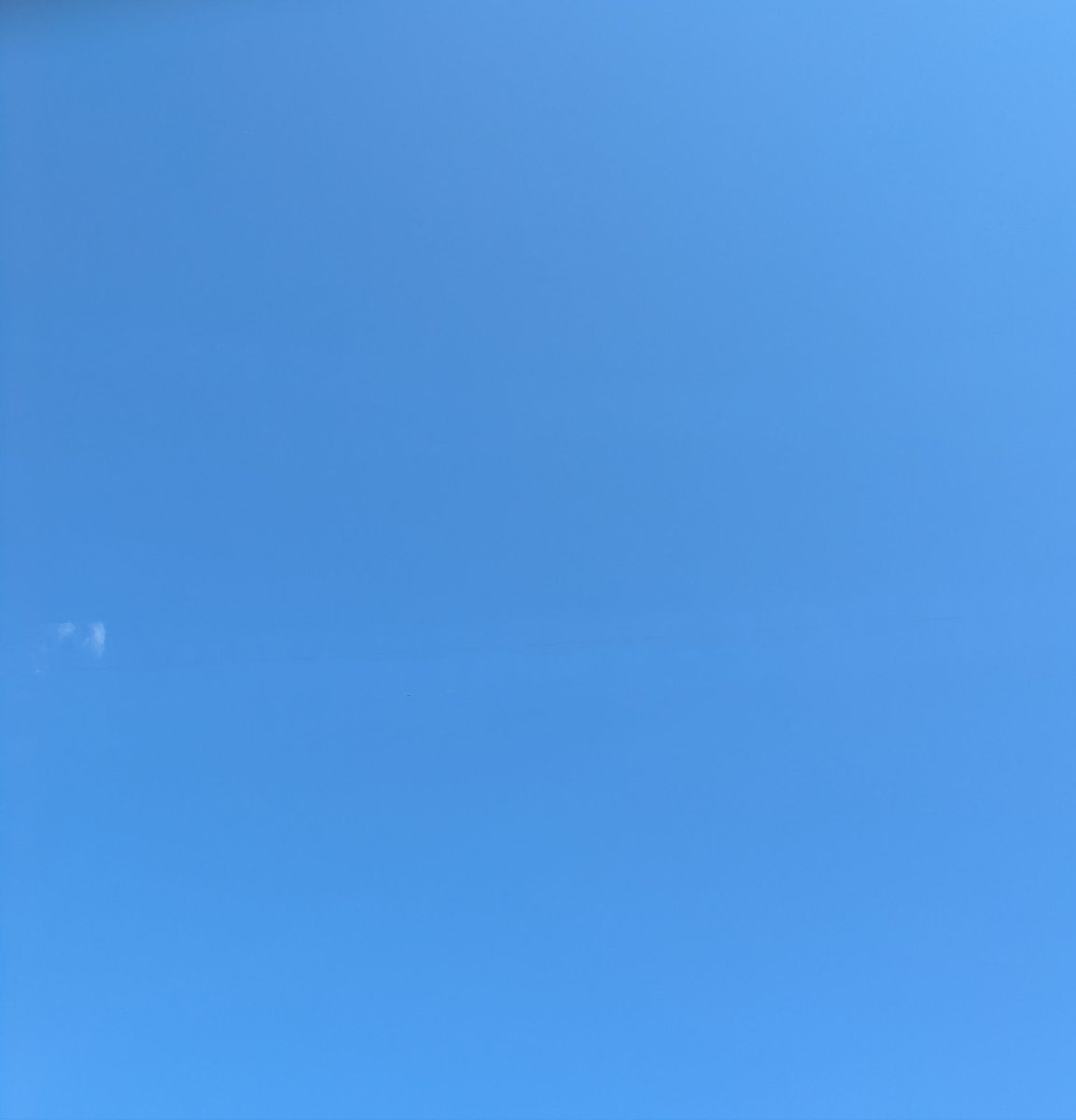 simplelife408's tweet photo. 今朝の空
いつもより澄んだ青

忘れないで
この空の下貴方を大好きな人がたくさんいること

#0000ff https://t.co/ZcLKOfvnku