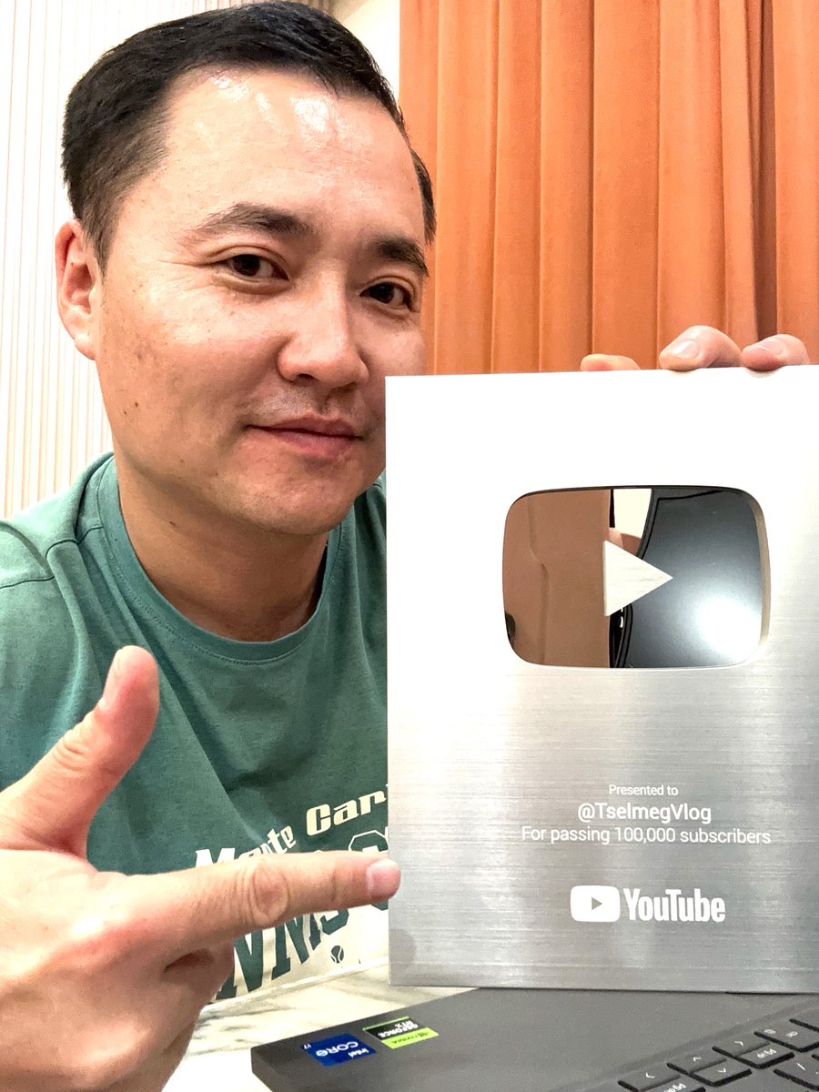 Юүтүүбийн Silver Button шагналаа хүлээн авч юүтүүбийн “тэргүүний ажилтан” боллоо 🥹
Одоогоос 4 сарын өмнө анхны хаягаа устгуулчихаад инээх уйлахын хооронд байхад үзэгч олон та бүхэн минь, Монголын аж ахуйн нэгжүүд минь “Урам нь хугарвал бурмаар тэтгэ” гэдэг шиг улам хүчтэй дэмжиж