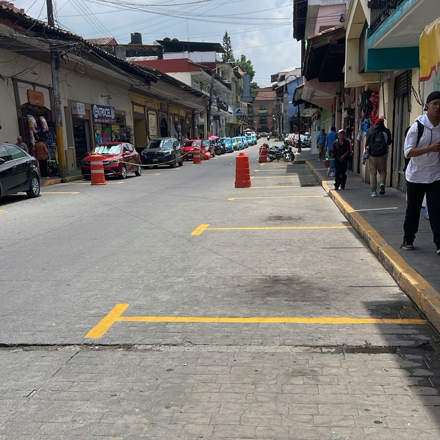 QuintoPoderN's tweet photo. Como parte de las acciones para mejorar la infraestructura urbana, el Gobierno Municipal de Huauchinango, a través del Departamento de Parquímetros, realizó la rehabilitación de los cajones de estacionamiento en la Calle Hidalgo, en el centro de la ciudad. https://t.co/3DMWLzNI8j