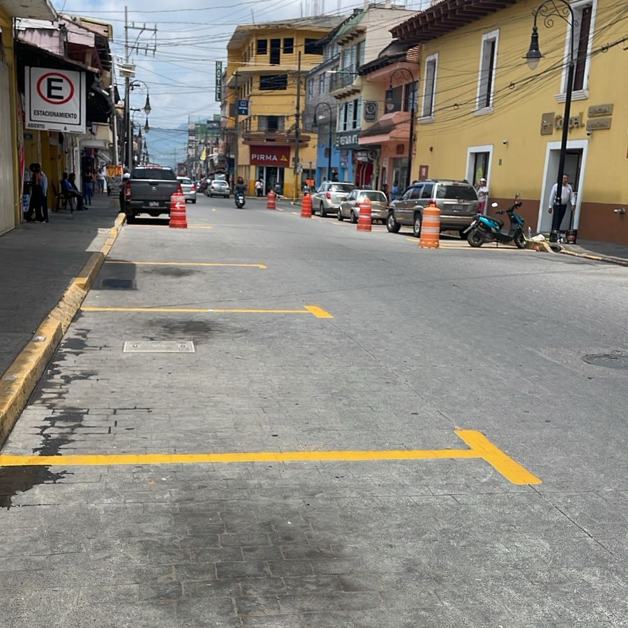 QuintoPoderN's tweet photo. Como parte de las acciones para mejorar la infraestructura urbana, el Gobierno Municipal de Huauchinango, a través del Departamento de Parquímetros, realizó la rehabilitación de los cajones de estacionamiento en la Calle Hidalgo, en el centro de la ciudad. https://t.co/3DMWLzNI8j