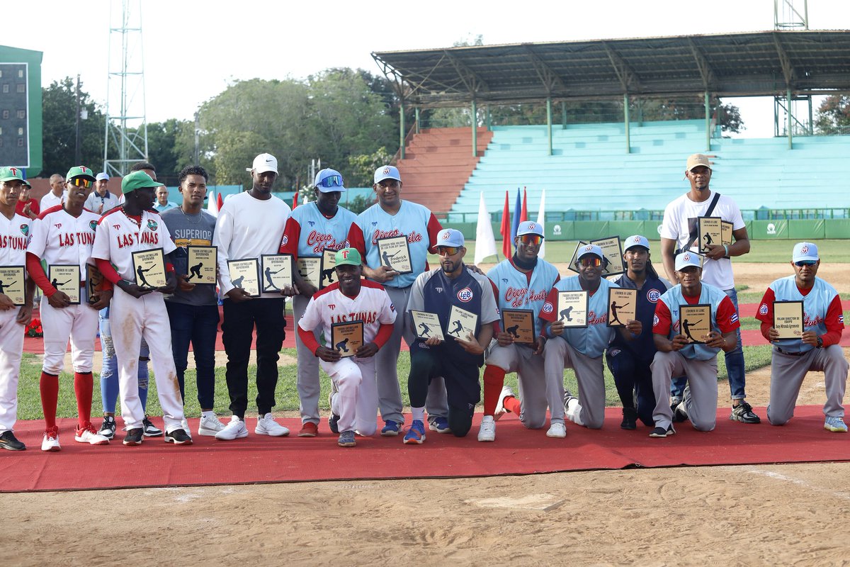jit_digital's tweet photo. Postales de la ceremonia de premiación del Todos Estrellas de la III Liga Élite del #BeisbolCubano.
El slugger Frederich Cepeda, del equipo campeón, Tigres de Ciego de Ávila, fue reconocido como MVP de la postemporada.
#Cuba #Beisbol #IIILEBC #DeporteCubano https://t.co/MJWVKS5pdW
